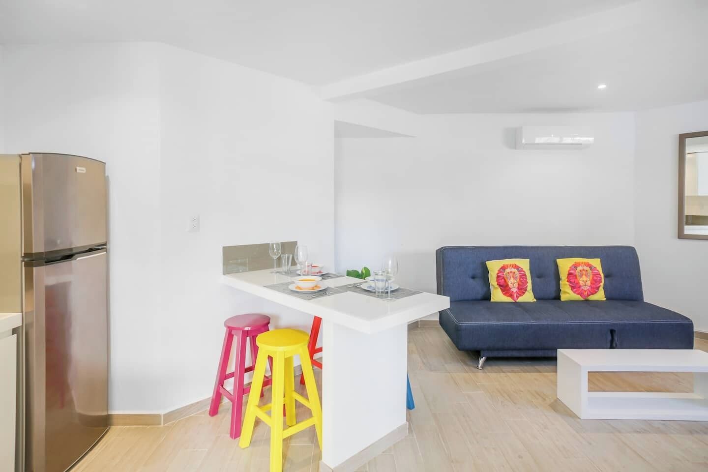 Un apartamento moderno con cocina, comedor y sala de estar.