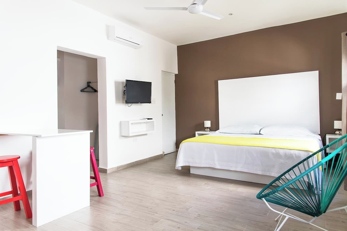 1 habitación, tabla de planchar con plancha y cuna de viaje 