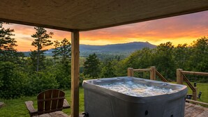 A hot tub on a wooden deck with a view of a forest and mountains. - Starfall A-Frame Hot tub + View + Firepit (Jasper)