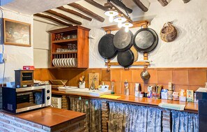 Fridge, microwave, stovetop, cookware/dishes/utensils - Lovely home in Villanueva del Trabuco (Villanueva del Trabuco)