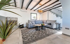 Smart TV, fireplace - Nice home in Casarabonela (Casarabonela)
