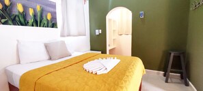 1 bedroom, iron/ironing board, travel cot, free WiFi - Full kitchen, Starlink, Beach 1 block, Garden (Isla Holbox)