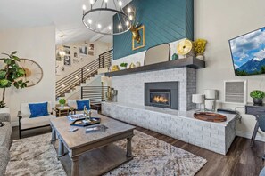 TV, fireplace - New Cabin | Fam-Friendly | AC | Game Room | Hottub (Flagstaff)