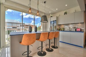 Private kitchen - Apartment TalyJay - 2 bedrooms with swimming pools (Nettle Bay)