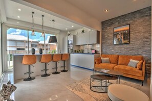Living area - Apartment TalyJay - 2 bedrooms with swimming pools (Nettle Bay)