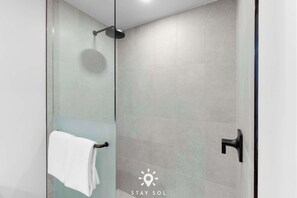 Shower, hair dryer, towels, shampoo - Modern 1BR and Den Miami + Amazing Pool (Miami)