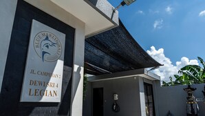 Un edificio con un cartel que dice 'Blue Marlin Bali' y 'J.L. Campuhan 2, Dewi Sri 4, Legion'.