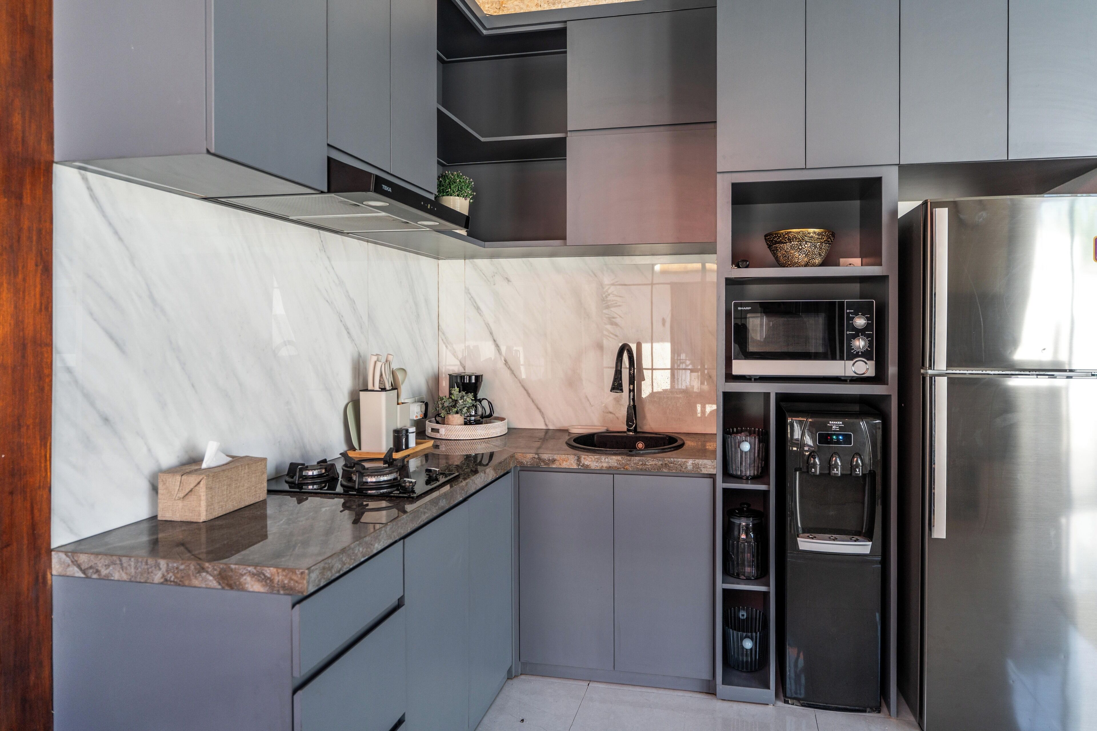 Full-sized fridge, microwave, stovetop, dishwasher