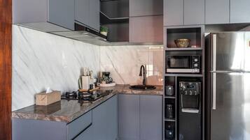 Full-sized fridge, microwave, stovetop, dishwasher