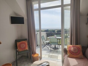 TV - Charmant T2 vue mer pour deux avec piscine (ARZON)