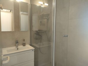 Bathroom - Charmant T2 vue mer pour deux avec piscine (ARZON)