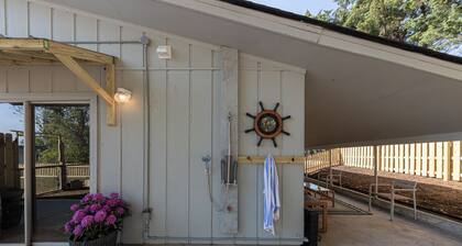 "Swanbreeze East" Historic Swansboro Getaway near Emerald Isle - Walk Everywhere