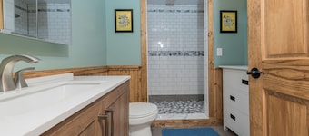 Pet-friendly Historic Swansboro Getaway near Emerald Isle - Swanbreeze East
