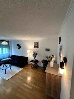 Gemeinsamer Schlafsaal, 1 Schlafzimmer, barrierefrei, eigener Pool | Wohnzimmer