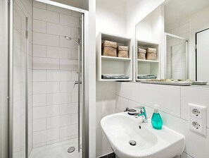 Gemeinsamer Schlafsaal, 1 Schlafzimmer, barrierefrei, eigener Pool | Badezimmer