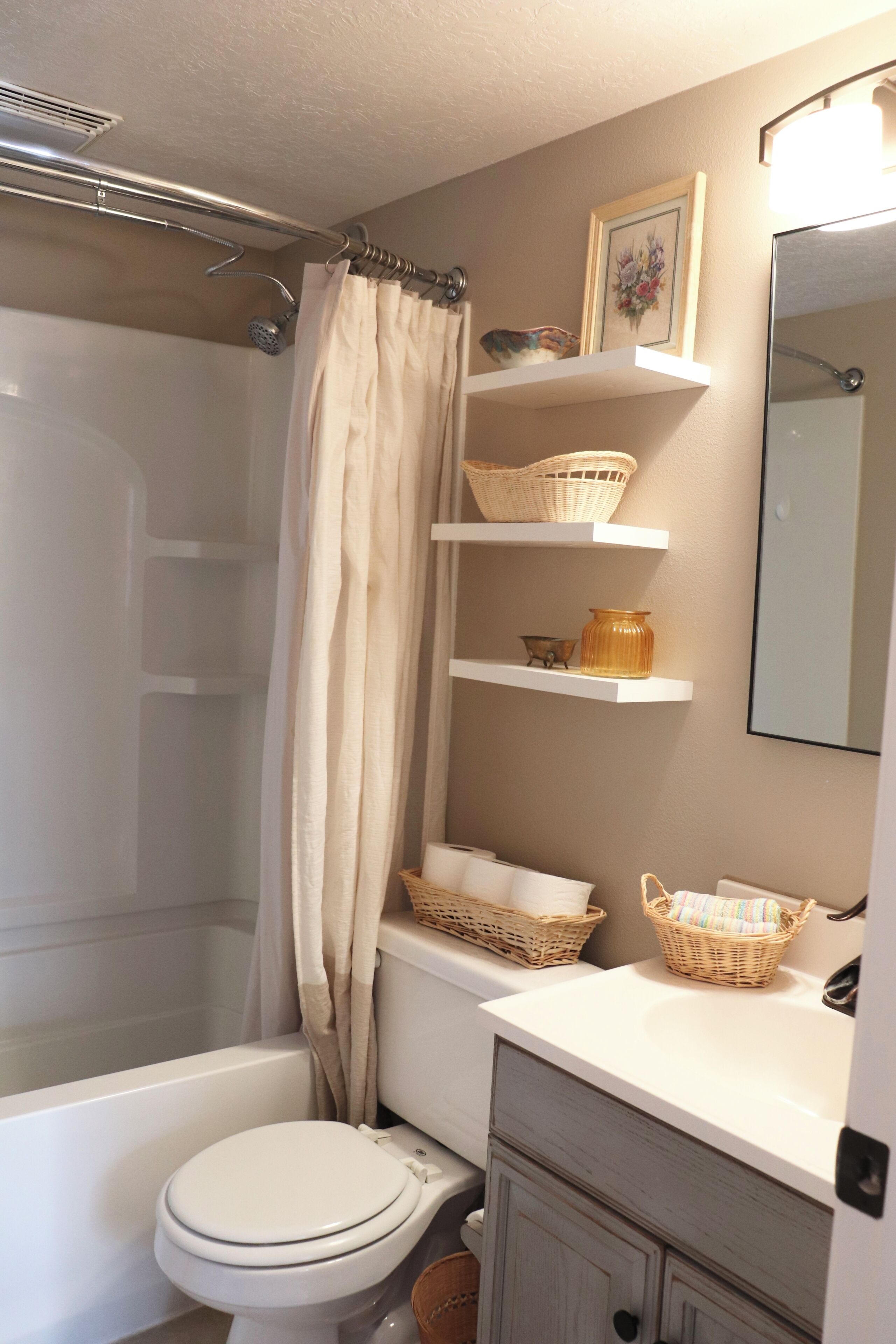 Sèche-cheveux, serviettes fournies, savon, papier toilette