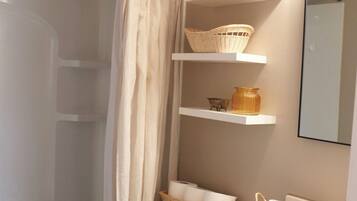 Sèche-cheveux, serviettes fournies, savon, papier toilette
