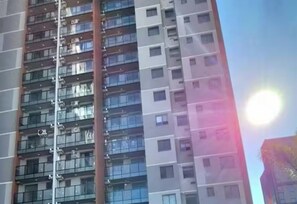 A high-rise building with multiple floors, large windows, and balconies. - Studio with Sea View | Ocean View Studio with Pool, WiFi & AC (Rio de Janeiro)