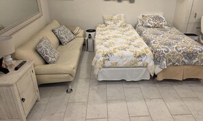 Room - Full Apartment in Woodbridge walk to NJ Transit Train/Bus - World Cup- w Patio (Woodbridge Township)