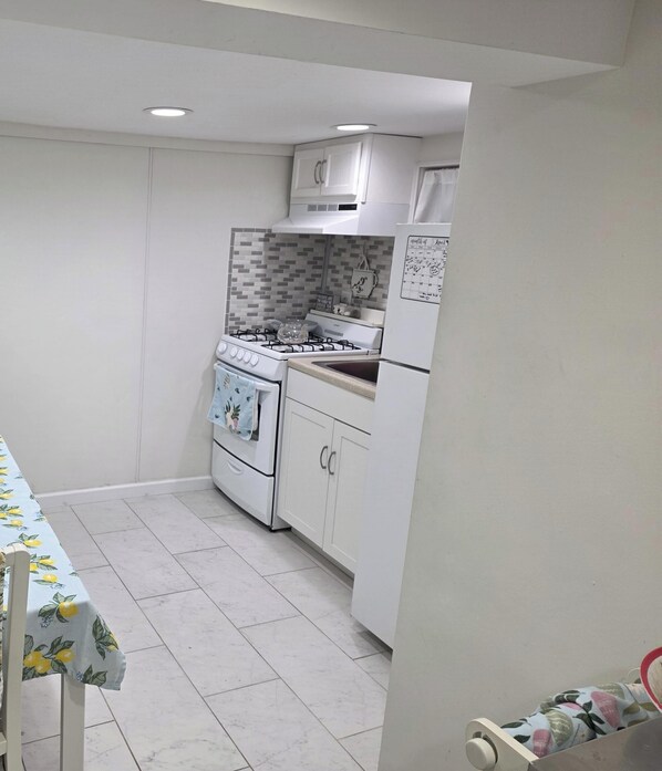 Private kitchen - Full Apartment in Woodbridge walk to NJ Transit Train/Bus - World Cup- w Patio (Woodbridge Township)