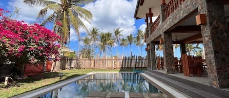 Hồ bơi ngoài trời