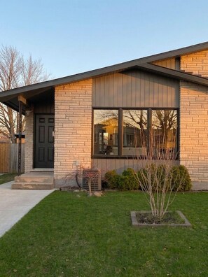 Exterior detail - Bright Designer 2BR Bungalow - Private Deck & Yard (St. Catharines)
