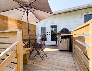 Outdoor dining - Bright Designer 2BR Bungalow - Private Deck & Yard (St. Catharines)
