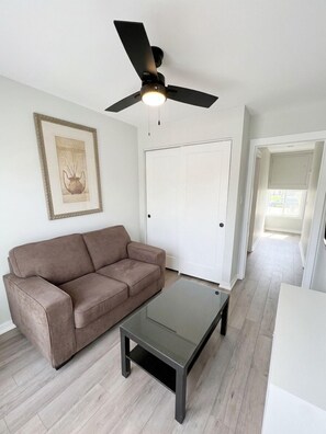 TV - Bright Designer 2BR Bungalow - Private Deck & Yard (St. Catharines)