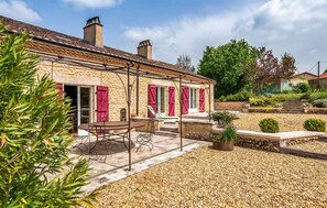 A stone house with a patio, outdoor seating, and a gravel garden. - Gorgeous home in Villamblard (Villamblard)