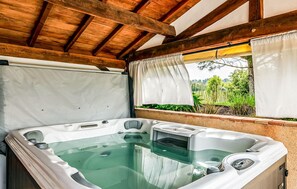 Outdoor spa tub - Gorgeous home in Villamblard (Villamblard)