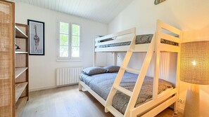 Free WiFi - Villa with pool, tennis court, bowling alley (LA COUARDE SUR MER)