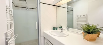 Villa with pool, tennis court, bowling alley