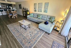 Una sala de estar con sofá, mesa de centro y alfombra.