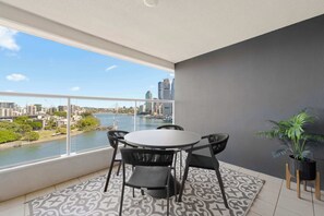Outdoor dining - City Oasis! 2Bed-1Bath-1Car-VIEWS (Brisbane City)