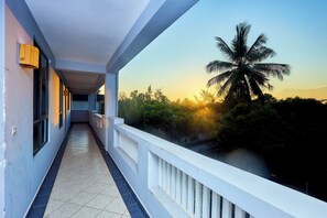 Property grounds - “Charming Stay Near Diani Beach with Pool & Sunset Views (Ukunda)