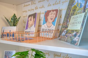 Une bibliothèque avec des livres et des objets décoratifs.