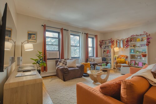 Spacious 3BR in Flatbush w/ King Bed, 2 Queens, Fast Wifi, A/C