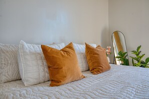 Room - Spacious 3BR Flatbush Condo w/ King + 2 Queens | Sleeps 6 (Brookyn)