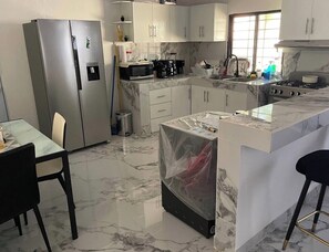 Fridge, microwave, oven, coffee/tea maker - Small villa (Santo Domingo Este)