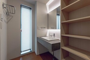 Appartement Familial, non-fumeurs, salle de bains privée | Salle de bain | Baignoire et douche séparées, sèche-cheveux, chaussons