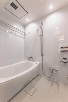 Deluxe Studio, Non Smoking, Private Bathroom | Bathroom | Separate tub and shower, hair dryer, slippers, towels