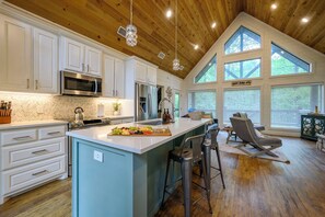 Fridge, microwave, oven, stovetop - NEW! Hot Tub, Fireplace, Spa Bath, Boat Parking (Broken Bow)
