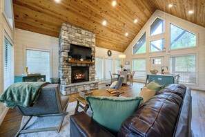 Smart TV y chimenea 