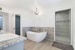 Jetted bath, hair dryer, towels, soap - Panoramic Lake and Mountain Views! Pool, Spa, Casita, Sleeps 16, Lakeside Estate (Lake Havasu City)