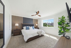 Room - Panoramic Lake and Mountain Views! Pool, Spa, Casita, Sleeps 16, Lakeside Estate (Lake Havasu City)