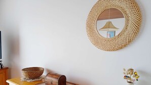 Ein Holzkästchen mit einem gewebten Korb, einer kleinen Holzschatulle und einer Tischdecke.
