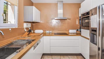 Kühlschrank, Mikrowelle, Ofen, Geschirrspüler