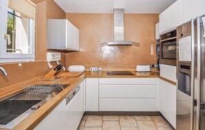 Kühlschrank, Mikrowelle, Ofen, Geschirrspüler