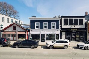 Exterior - Maine Bleu- Sur La Mer-2 Bed Overlooking Camden Harbor and Harbor Park (Camden)