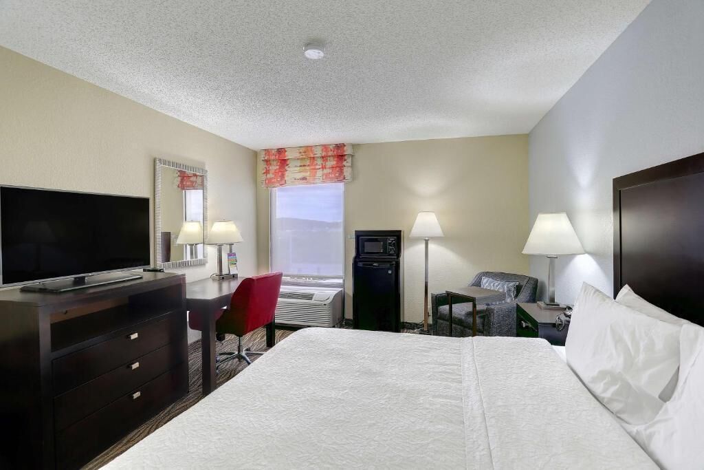 Deluxe Single Room | Desk, laptop workspace, blackout drapes, iron/ironing board